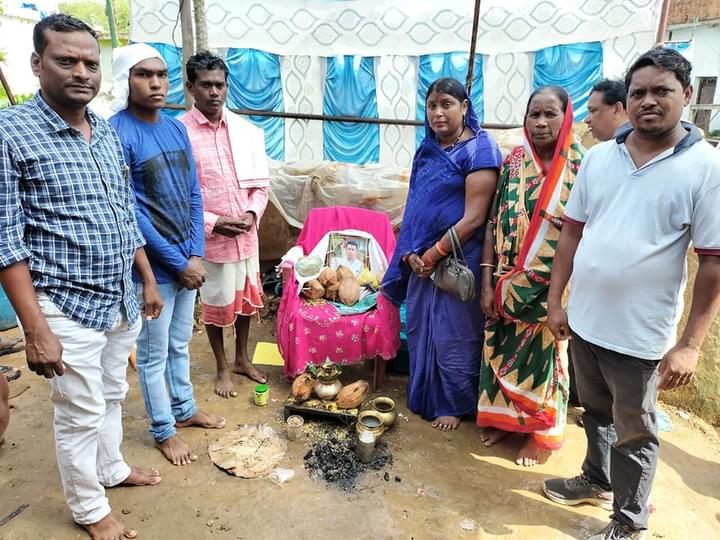 जिला पंचायत रायगढ़ के सदस्य श्रीमती विलास तिहारुराम सारथी लोगों के सुख के साथ दुखों में भी उपस्थित हुई