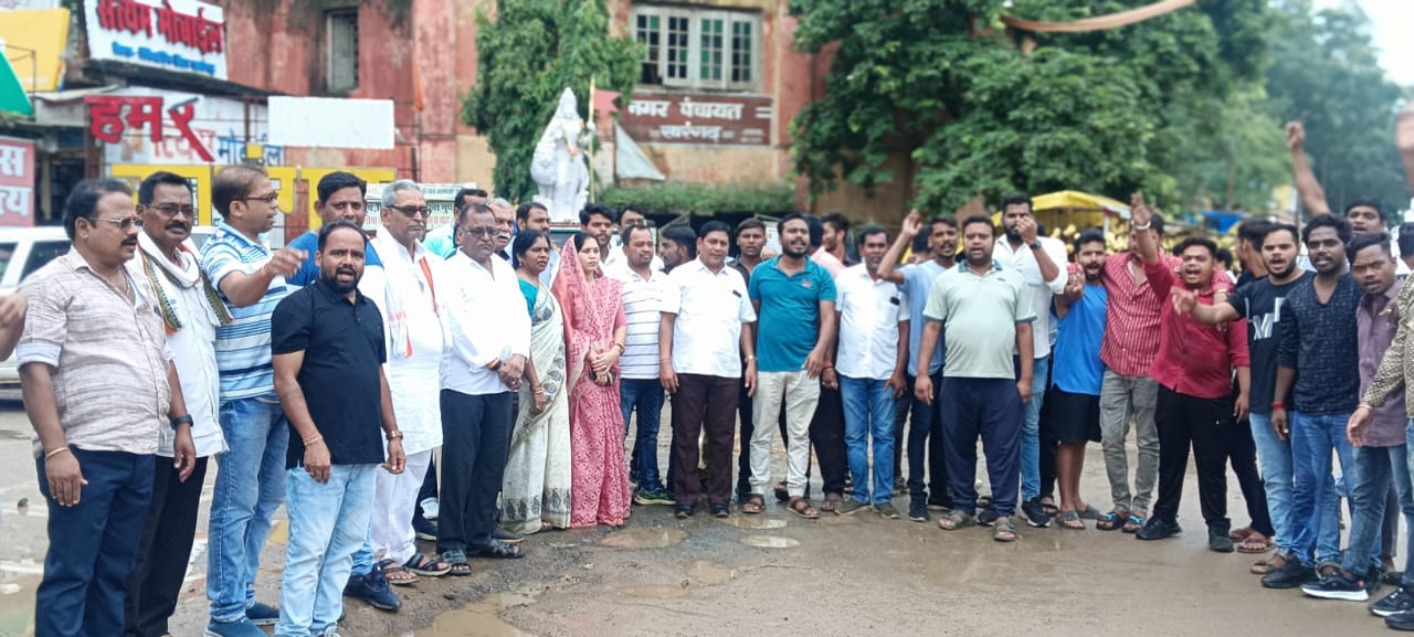 Sarangarh News:- सारंगढ़ बिलाईगढ़ जिले के कांग्रेस नेताओं ने भाजपा सांसद अनुराग ठाकुर का पुतला दहन किया – Samachar Meri Pehchan