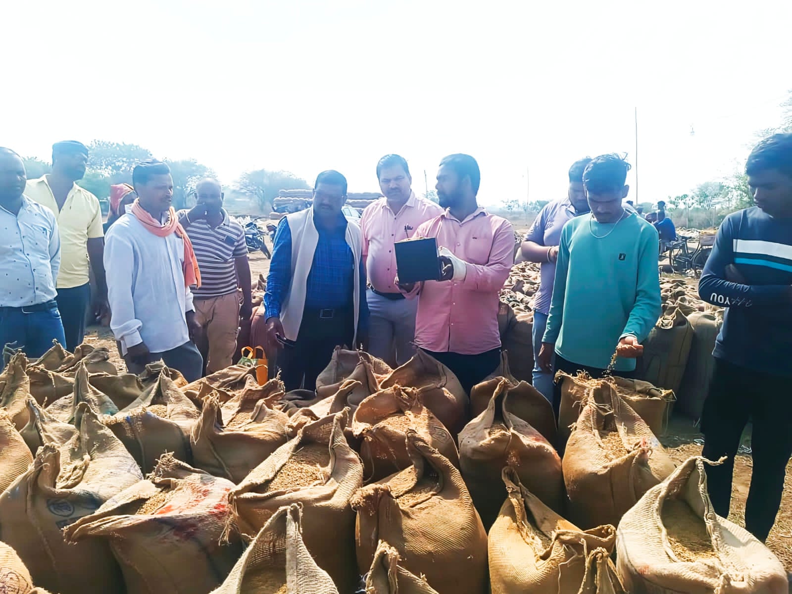 धान खरीदी केंद्र कोसीर का तहसीलदार शनि पैकरा ने किया आकस्मिक निरीक्षण – Samachar Meri Pehchan