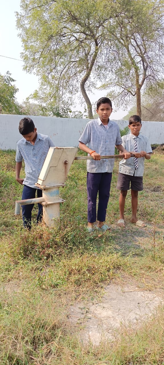 स्कूल में प्यासे बच्चे, पीने के लिए पानी भी नसीब नहीं – Samachar Meri Pehchan