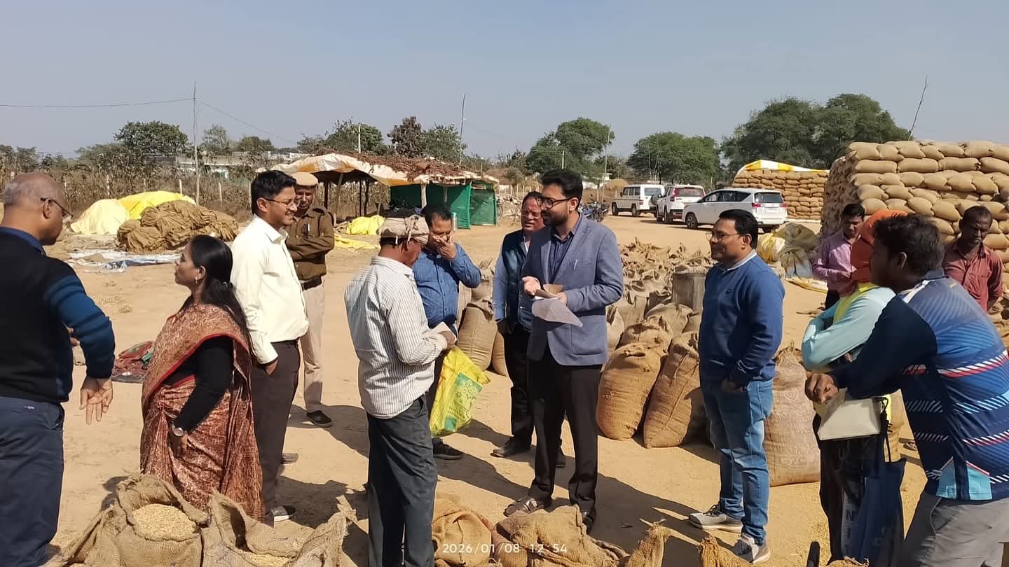 महासमुंद कलेक्टर विनय कुमार लंगेह ने साल्हेभाठा धान खरीदी उपार्जन केंद्र का निरीक्षण किया- Samachar Meri Pehchan