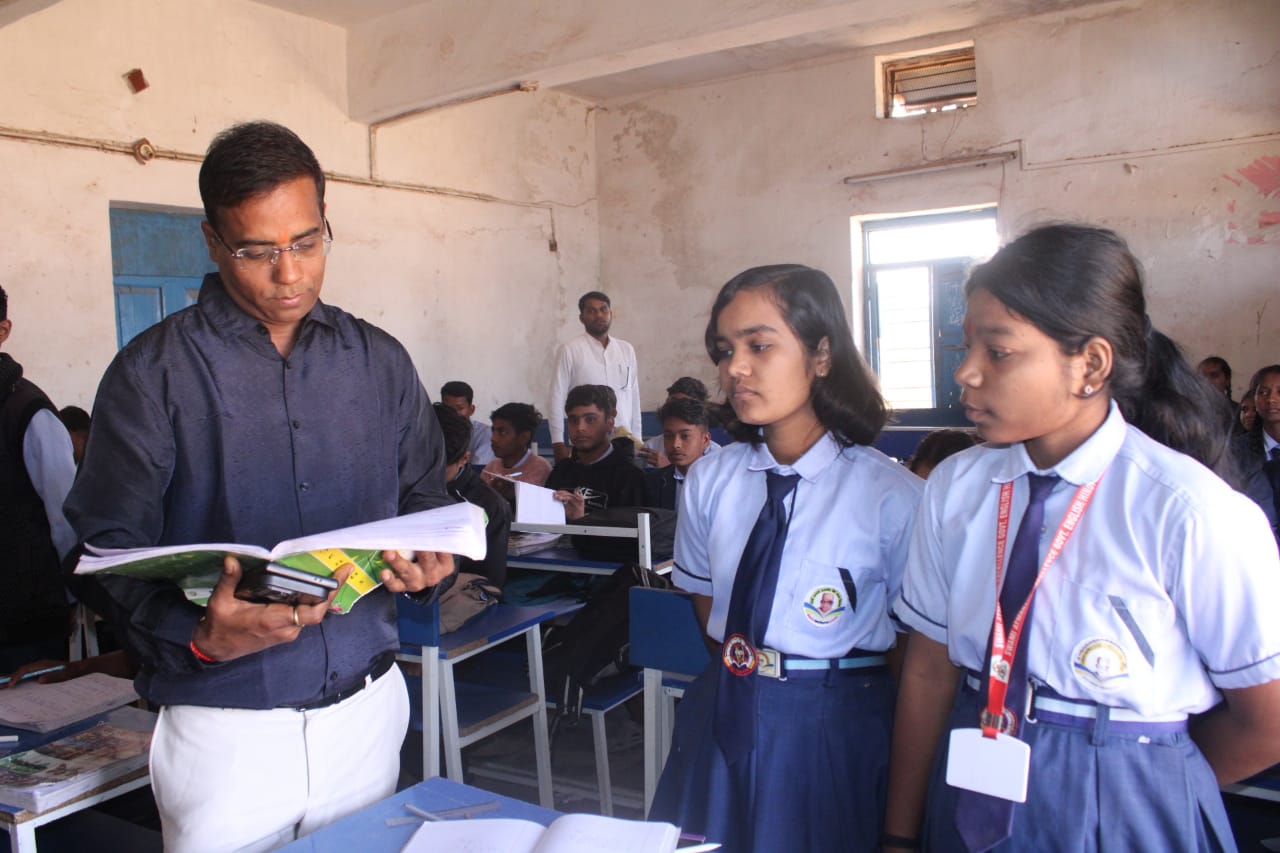 कलेक्टर डॉ. कन्नौजे ने भटगांव और बेलटिकरी के हाईस्कूल और हायर सेकेंडरी स्कूल का किया निरीक्षण – Samachar Meri Pehchan