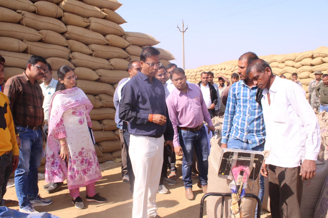 कलेक्टर डॉ संजय कन्नौजे ने पवनी और बिलाईगढ़ धान उपार्जन केन्द्र का औचक निरीक्षण किया – Samachar Meri Pehchan