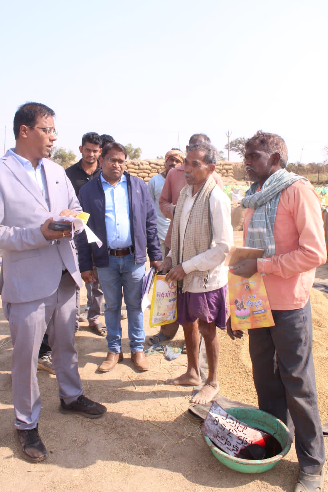 कलेक्टर का समिति प्रबंधको से स्पष्ट निर्देश, नियमों के सख्त पालन करें, खराब व पुराना धान नहीं खरीदें – Samachar Meri Pehchan