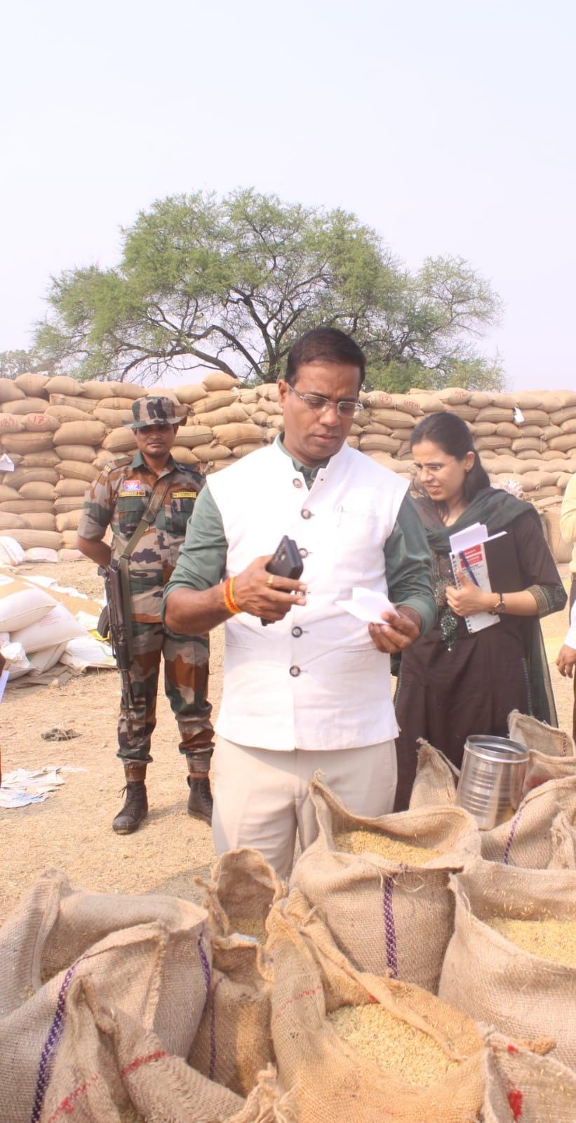 कलेक्टर डॉ. संजय कन्नौजे ने धान खरीदी केंद्रों का किया औचक निरीक्षण, अनुपस्थित कर्मियों को दिए नोटिस – Samachar Meri Pehchan